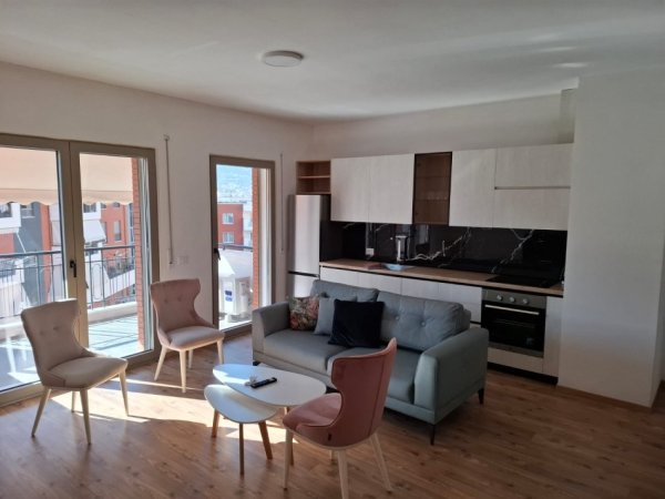 Tirane, jepet me qera apartament 1+1+Ballkon Kati 6, 65 m² 600 € (Kompleksi Delijorgji)