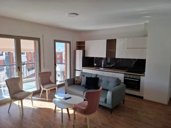 Tirane, jepet me qera apartament 1+1+Ballkon Kati 6, 65 m² 600 € (Kompleksi Delijorgji)