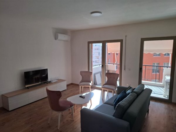 Tirane, jepet me qera apartament 1+1+Ballkon Kati 6, 65 m² 600 € (Kompleksi Delijorgji)