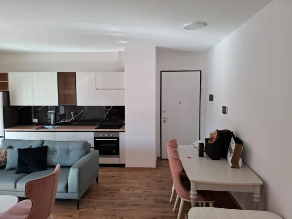 Tirane, jepet me qera apartament 1+1+Ballkon Kati 6, 65 m² 600 € (Kompleksi Delijorgji)