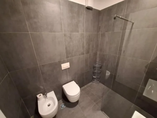 Tirane, jepet me qera apartament 1+1+Ballkon Kati 6, 65 m² 600 € (Kompleksi Delijorgji)