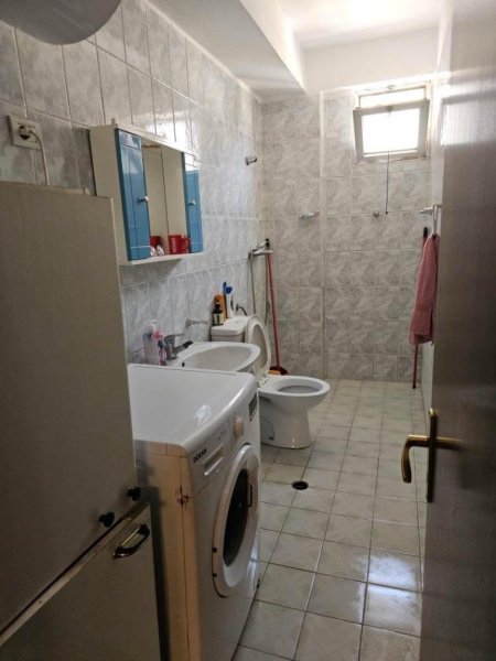 Tirane, jepet me qera apartament 3+1+Ballkon Kati 8, 144 m² 700 € (Rruga Fortuzi)