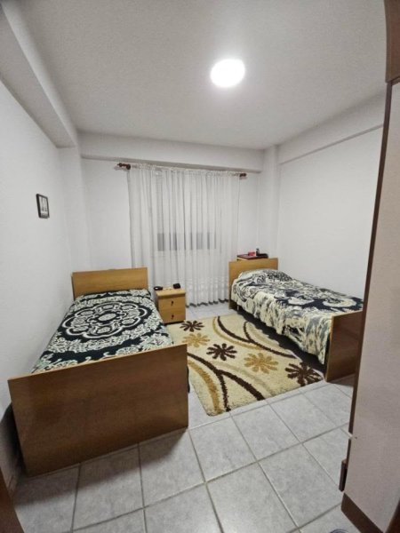 Tirane, jepet me qera apartament 3+1+Ballkon Kati 8, 144 m² 700 € (Rruga Fortuzi)