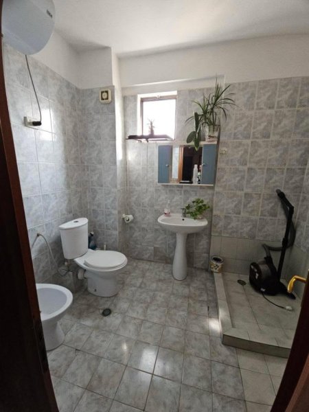 Tirane, jepet me qera apartament 3+1+Ballkon Kati 8, 144 m² 700 € (Rruga Fortuzi)