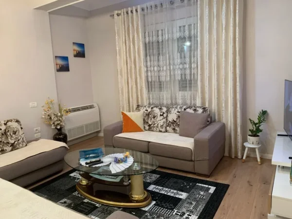 Tirane, jepet me qera apartament duplex 3+1+Ballkon Kati 0, 120 m² 800 € (Selite)