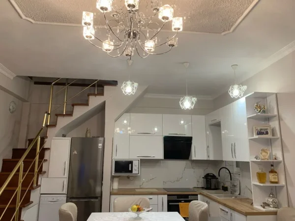 Tirane, jepet me qera apartament duplex 3+1+Ballkon Kati 0, 120 m² 800 € (Selite)