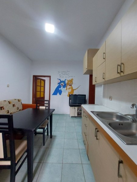 Tirane, jepet me qera apartament 1+1 Kati 1, 40 m² 300 € (Rruga 5 Maji)
