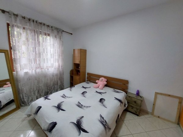 Tirane, jepet me qera apartament 1+1 Kati 1, 40 m² 300 € (Rruga 5 Maji)