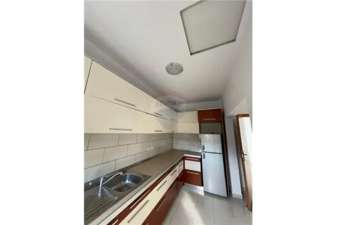 Vlore, shitet apartament 2+1+Ballkon Kati 2, 200 m² 122.000 € (Gjyqi Vjeter)