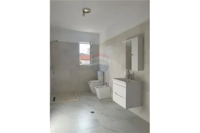 Vlore, shitet apartament 2+1+Ballkon Kati 2, 200 m² 122.000 € (Gjyqi Vjeter)