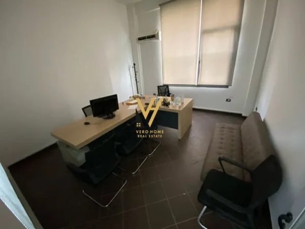 Tirane, jepet me qera zyre Kati 1, 300 m² 2.850 € (KOMUNA E PARISIT)