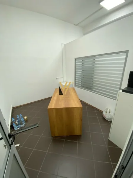 Tirane, jepet me qera zyre Kati 1, 300 m² 2.850 € (KOMUNA E PARISIT)