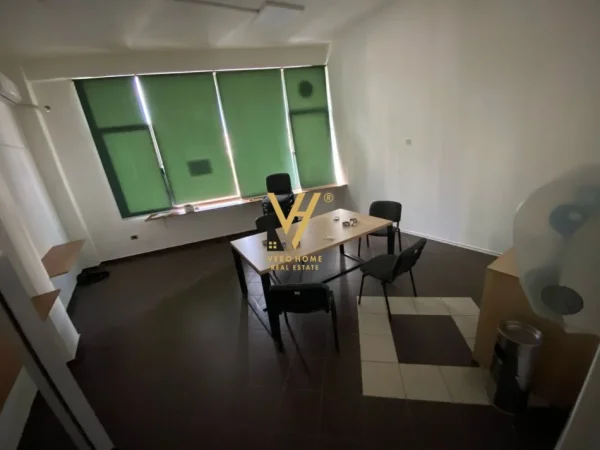 Tirane, jepet me qera zyre Kati 1, 300 m² 2.850 € (KOMUNA E PARISIT)