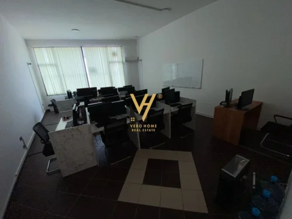 Tirane, jepet me qera zyre Kati 1, 300 m² 2.850 € (KOMUNA E PARISIT)