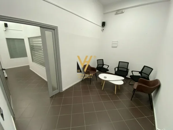 Tirane, jepet me qera zyre Kati 1, 300 m² 2.850 € (KOMUNA E PARISIT)