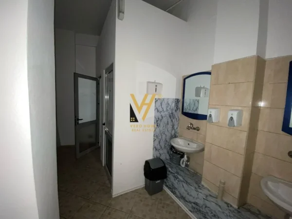 Tirane, jepet me qera zyre Kati 1, 300 m² 2.850 € (KOMUNA E PARISIT)