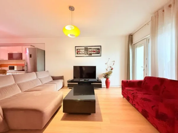 Tirane, jepet me qera 2+1 Kati 5, 120 m² 650 € (Selvia)