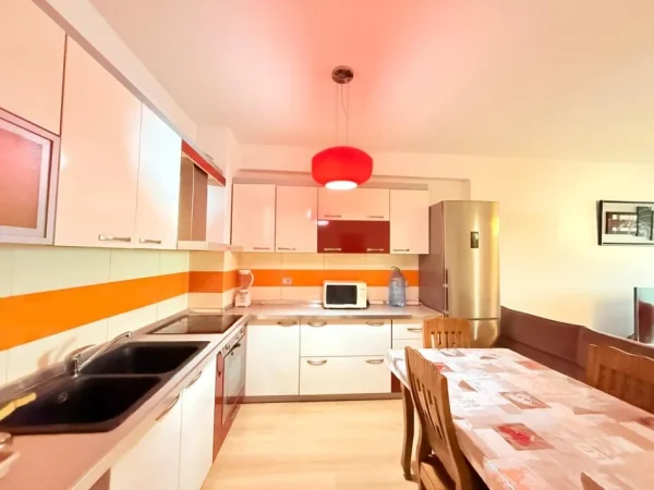 Tirane, jepet me qera 2+1 Kati 5, 120 m² 650 € (Selvia)
