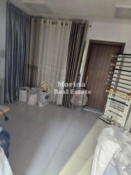 Tirane, shitet dyqan Kati 2, 130 m² 650.000 € (Medreseja)