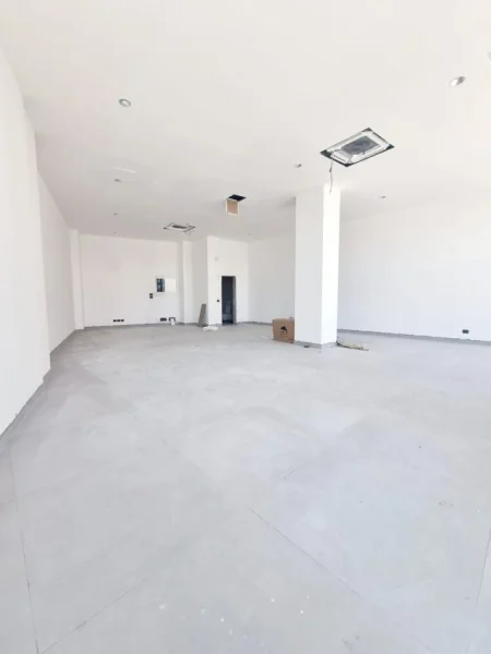 Tirane, jepet me qera ambjent biznesi Kati 0, 113 m² 3.500 € (Lake view)