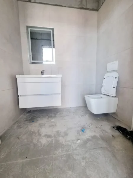 Tirane, jepet me qera ambjent biznesi Kati 0, 113 m² 3.500 € (Lake view)