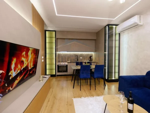 Tirane, jepet me qera apartament 1+1+Aneks+Ballkon Kati 8, 65 m² 600 € (astir)