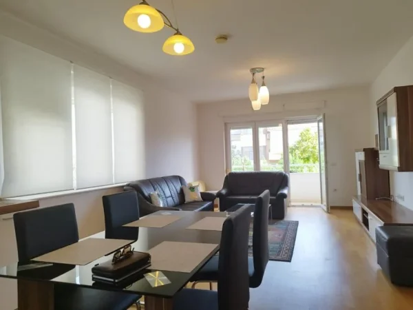 Tirane, jepet me qera apartament 2+1+Ballkon Kati 2, 132 m² 850 € (Rezidenca Touch of the Sun)