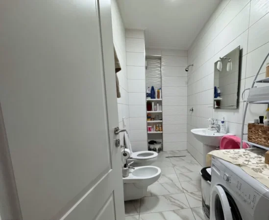 Tirane, jepet me qera apartament 2+1+Ballkon Kati 6, 90 m² 620 € (Rruga 5 maj ,perballe concord center)
