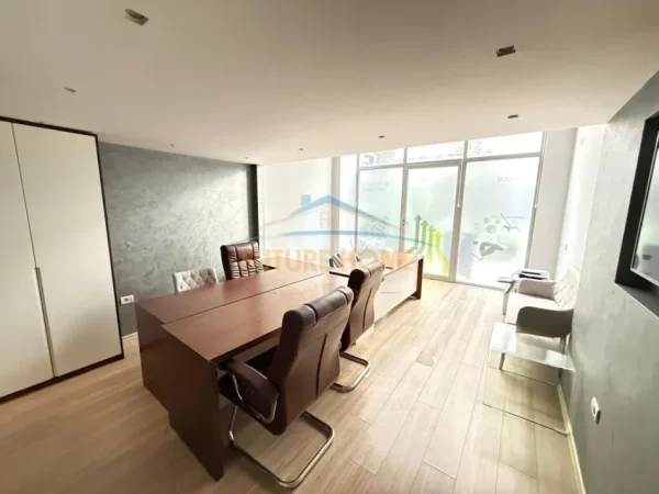 Shitet, Ambjent Biznesi, Komuna e Parisit, Tirane