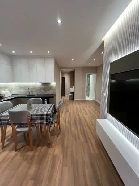 Tirane, jap me qera apartament 1+1 Kati 4, 600 € (Astir prane bar Artisti)