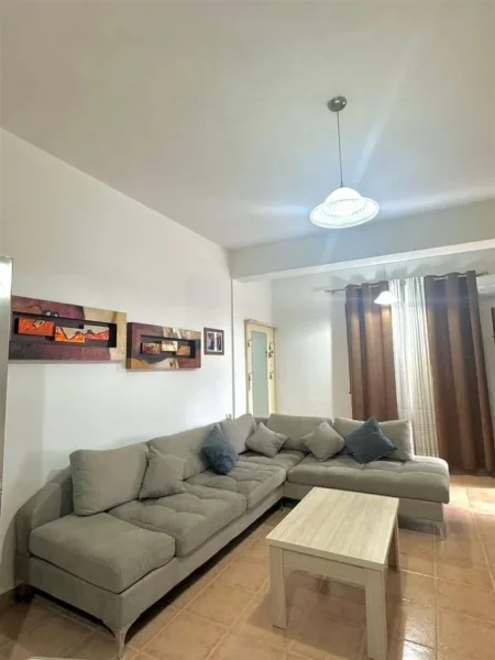 Tirane, jepet me qera shtepi 1+1+Ballkon Kati 1, 60 m² 390 € (rruga 5 Maj)