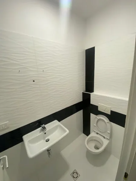 Tirane, jepet me qera zyre Kati 1, 45 m² 650 € (Kompleksi Delijorgji)