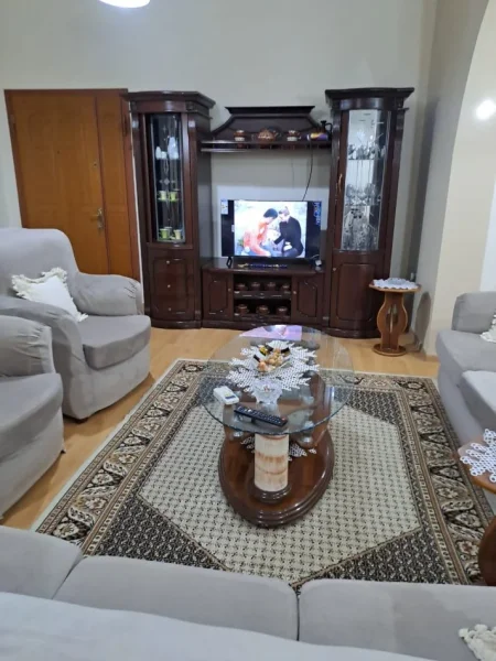 Tirane, jepet me qera shtepi 2+1+Ballkon Kati 2, 100 m² 500 € (rruga Teodor Keko)