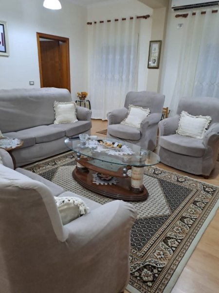 Tirane, jepet me qera shtepi 2+1+Ballkon Kati 2, 100 m² 500 € (rruga Teodor Keko)
