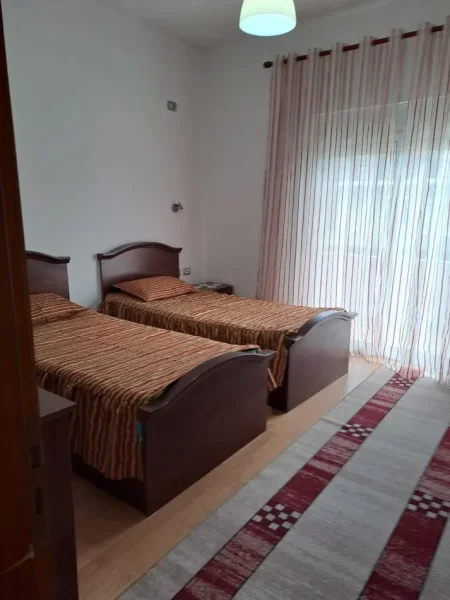 Tirane, jepet me qera shtepi 2+1+Ballkon Kati 2, 100 m² 500 € (rruga Teodor Keko)