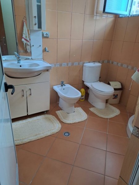 Tirane, jepet me qera shtepi 2+1+Ballkon Kati 2, 100 m² 500 € (rruga Teodor Keko)