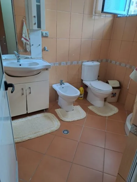 Tirane, jepet me qera shtepi 2+1+Ballkon Kati 2, 100 m² 500 € (rruga Teodor Keko)