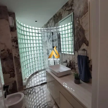 Tirane, jepet me qera apartament 2+1+Aneks+Ballkon Kati 6, 150 m² 2.000 € (vaso pasha)