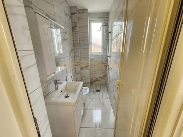Tirane, jepet me qera apartament 2+1+Aneks+Ballkon Kati 4, 150 m² 800 € (sauk)