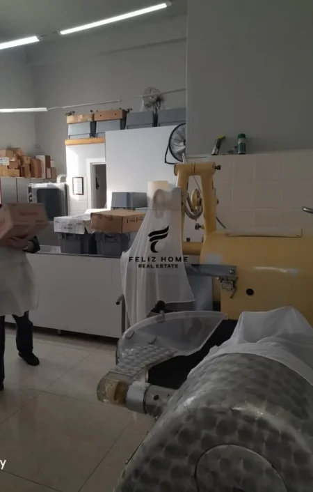 Tirane, shitet dyqan Kati 0, 115 m² 300.000 € (RRUGA E DIBRES)