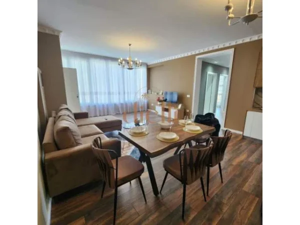 Tirane, jepet me qera apartament 2+1 Kati 3, 170 m² 900 Euro