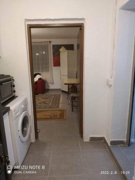 Tirane, jepet me qera apartament 1+1 Kati 1, 50 m² 250 Euro (rruga Fortuzi)