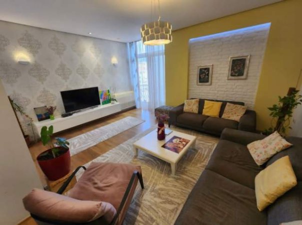 Tirane, jepet me qera apartament 2+1+BLK Kati 8, 110 m² 850 Euro (“Rruga e Barrikadave”)