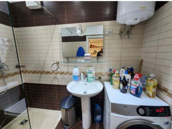 Tirane, jepet me qera apartament 2+1+BLK Kati 8, 110 m² 850 Euro (“Rruga e Barrikadave”)