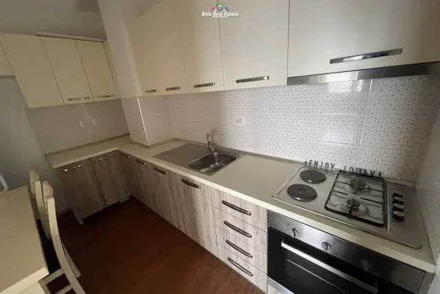 Tirane, jepet me qera zyre Kati 7, 130 m² 1.000 Euro (Zogu i Zi)