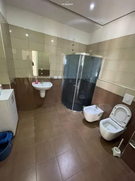 Tirane, jepet me qera zyre Kati 7, 130 m² 1.000 Euro (Zogu i Zi)