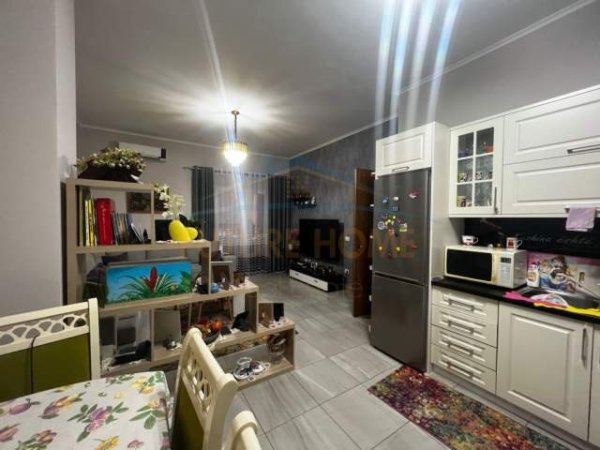 Tirane, jepet me qera apartament 2+1+BLK Kati 1, 110 m² 500 Euro (rruga ali dem)