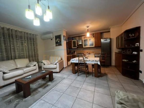 Tirane, jepet me qera apartament 2+1+BLK Kati 10, 120 m² 700 Euro (rrug elbasanit)