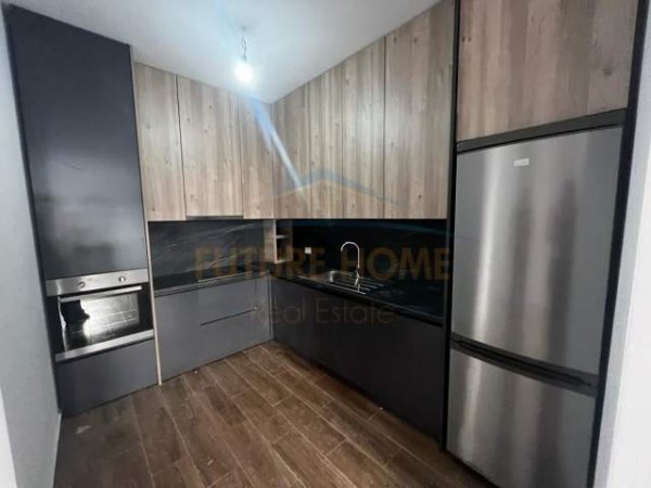 Tirane, jepet me qera apartament 3+1+BLK Kati 3, 113 m² 400 Euro (ish kastrati)