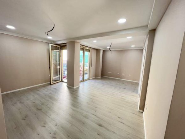 Tirane, jepet me qera ambjent biznesi  Kati 2, 116 m² 800 Euro (Komuna Parisit)